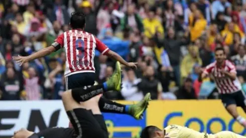 Omar Bravo fue uno de los que invitó a la afición a aventar peluches al campo en el Clásico Tapatío
