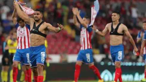 Los jugadores rojiblancos compartieron la victoria con sus seguidores en el Estadio Jalisco
