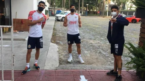 Los jugadores debieron guardar la distancia antes de ingresar al circuito sanitario previo a los exámenes médicos
