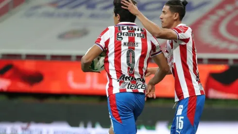 José Juan Macías seguirá al menos un semestre más en las Chivas
