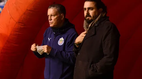 Ricardo Peláez y Amaury Vergara observan a los jugadores de Chivas (IMAGO 7)
