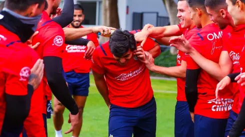 José Juan Macías recibe una 'pasadita' (CHIVAS)
