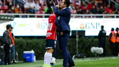 Michel Leaño abraza a Pérez Bouquet previo a su debut (IMAGO 7)
