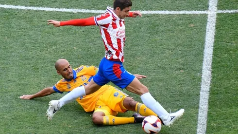 Isaác Brizuela disputa un balón con Guido Pizarro (IMAGO 7)
