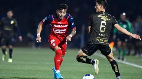 Alexis Vega encara en el partido contra Juárez (IMAGO 7)
