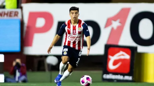 Fernando Beltrán conduce un balón con Chivas (IMNAGO 7)
