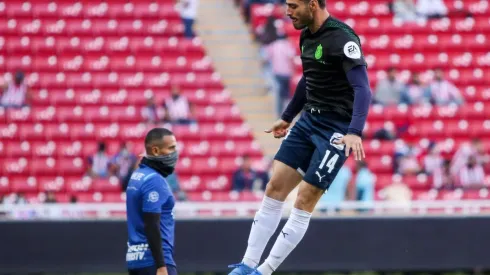 Antonio Briseño salta durante un calentamiento con Chivas (IMAGO 7)
