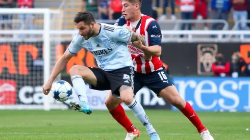 Gignac le gana una pelota a Luis Olivas (IMAGO 7)
