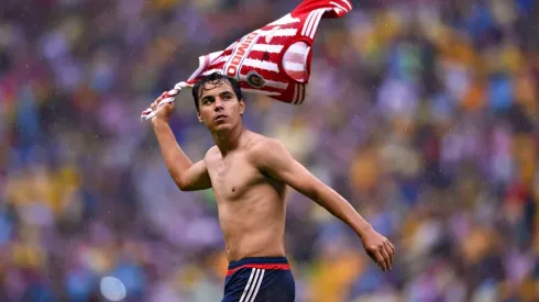 Omar Bravo celebra sin la playera de Chivas (IMAGO 7)
