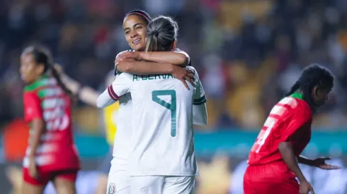 Caro Jaramillo y Licha Cervantes celebran un gol (JAM MEDIA)
