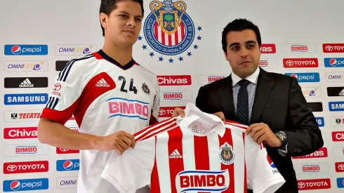 'Cherokee' Pérez en su presentación con Chivas junto a Michel Leaño  (IMAGO 7)
