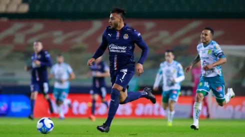 Alexis Vega conduce el balón en el Estadio León (JAM MEDIA)
