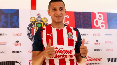 Alvarado durante su presentación con Chivas (IMAGO 7)
