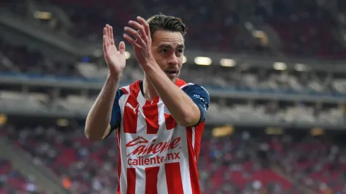 Jesús Angulo aplaude en un partido con Chivas (IMAGO 7)
