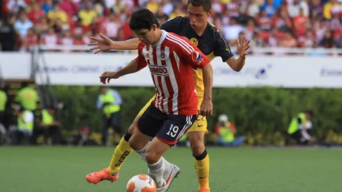 Magallón protege el balón en un Clásico (JAM MEDIA)
