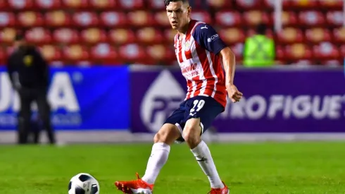 Lalo Torres da un pase con Chivas (JAM MEDIA)
