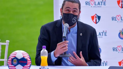 Amaury Vergara en un evento benéfico de Chivas y Atlas (IMAGO 7)
