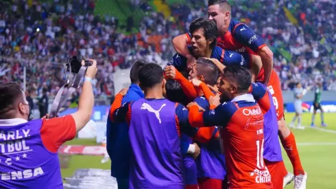 Jugadores de Chivas celebran un gol (IMAGO 7)
