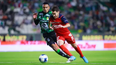 Jesús Angulo controla el balón contra León (JAM MEDIA)

