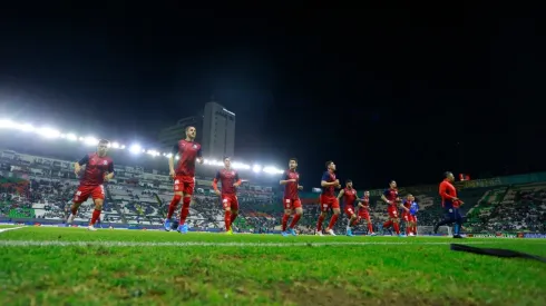 Jugadores de Chivas calientan previo a visitar a León (JAM MEDIA)
