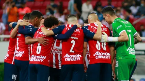 Jugadores de Chivas se reúnen en el campo (JAM MEDIA)
