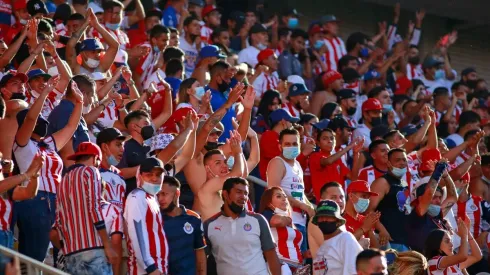 Aficionados de Chivas alentando (JAM MEDIA)
