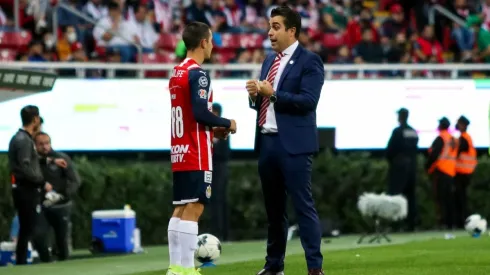 Michel Leaño da instrucciones previo al debut de Pérez Bouquet (IMAGO 7)
