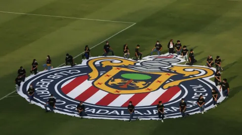 Escudo de Chivas extendido en el campo (IMAGO 7)
