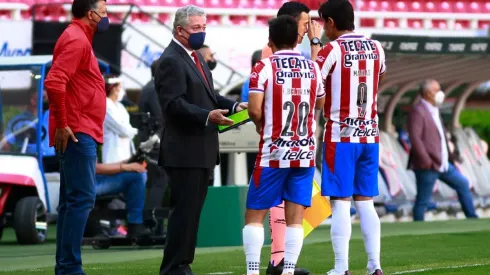Vucetichg da instrucciones a Macías y Beltrán (JAM MEDIA)
