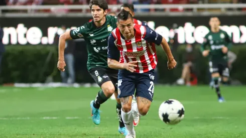 Alvarado pelea un balón contra Santos (JAM MEDIA)
