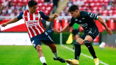 Jesús Sánchez disputa un balón (JAM MEDIA)
