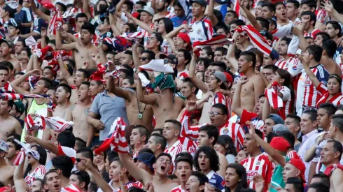 Aficionados de Chivas cantan durante un partido (IMAGO 7)
