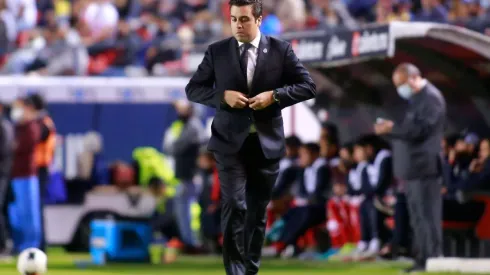 Michel Leaño observa el partido contra San Luis (JAM MEDIA)
