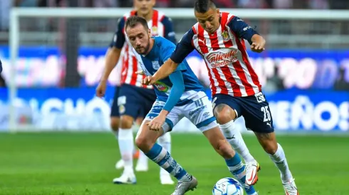 Roberto Alvarado conduce el balón (IMAGO 7)
