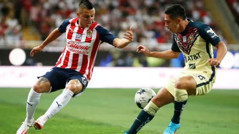 Alvarado lucha por un balón (JAM MEDIA)
