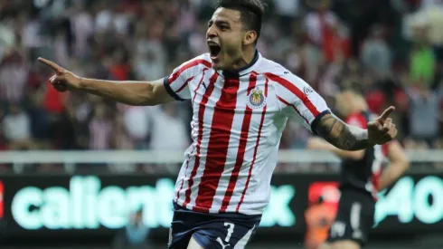 Alexis Vega marcó un triplete en su primer Clásico Tapatío con la playera rojiblanca en 2019
