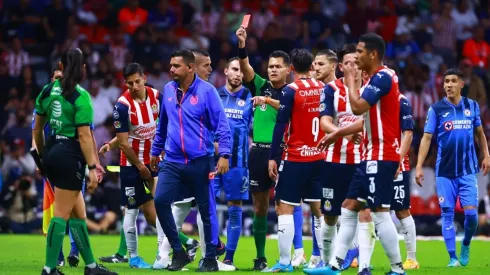 La última ocasión que Pérez Durán dirigió un partido de Chivas, expulsó a Alexis Vega
