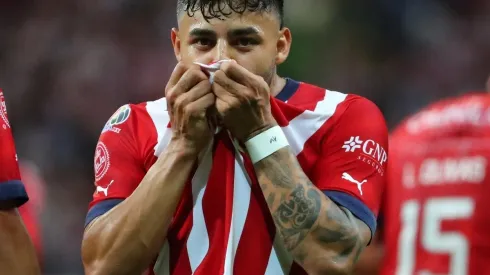 Alexis Vega festejó su golazo de tiro libre en la primera parte con un enorme beso a su playera rojiblanca
