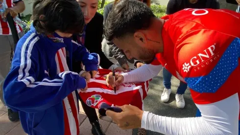 Alexis Vega le obsequió una playera y la firmó especialmente para el invitado
