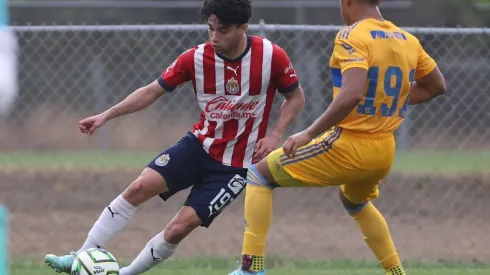 Los rojiblancos sucumbieron 2-0 ante Tigres pero mantuvieron la cima de la clasificación general en Sub 20
