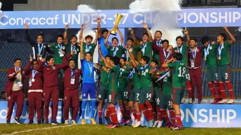 Isaác Martínez fue el encargado de levantar la copa de campeones de Concacaf Sub17 en Guatemala
