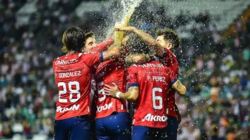 Chivas sufrió los ataques de la afición en León, pero Alexis Vega se lo tomó con humor tras el gol de Pável Pérez
