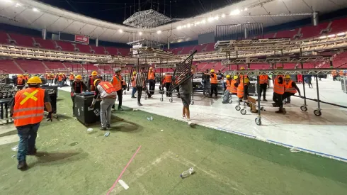 Se desmontó el cuadrilátero y todo sobre la cancha de Chivas hasta la mañana del domingo
