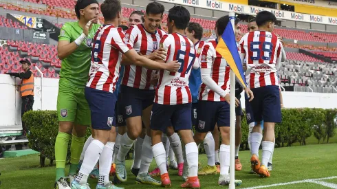 Canteranos y goleadores para Chivas