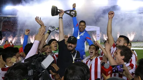 Amaury Vergara celebró junto al Tapatío.
