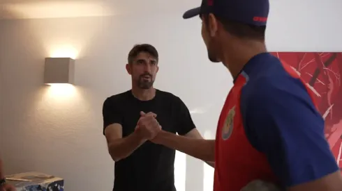 Veljko Paunovic ya estrechó la mano de sus refuerzos Ricardo Marín y Óscar Whalley
