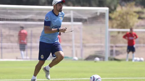 Veljko Paunovic asumió el mando de Chivas este jueves y platicó de forma constante con su ayudante dentro del plantel rojiblanco
