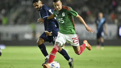 Roberto Alvarado abandonó este martes la pretemporada de Chivas en Querétaro para volver a Selección México
