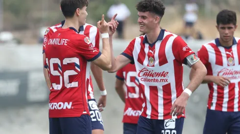 Daniel Villaseca (derecha) anotó el gol de la victoria de Chivas en León
