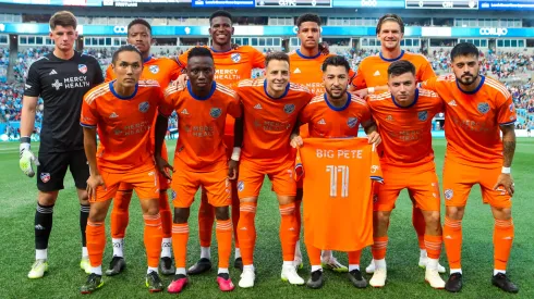 CHARLOTTE, NC – JULY 08: FC Cincinnati poses with a jersey in memory of Big Pete before a soccer match against the Charlotte FC on July 8, 2023 at Bank of America Stadium in Charlotte, NC. Pete Noonan, FC Cincinnati Head Coach Pat Noonans father passed away earlier in the week. Photo by David Jensen/Icon Sportswire SOCCER: JUL 08 MLS, Fussball Herren, USA – Charlotte FC vs FC Cincinnati EDITORIAL USE ONLY Icon230709062
